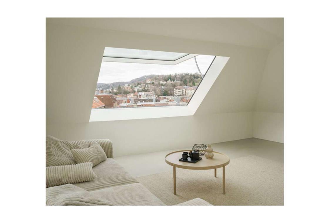 . . wurde das Haus von innen und außen saniert und ausgebaut, zwei Wohnungen entstanden – Blick in den Wohnraum mit übergroßem Dachfenster, das   sich öffnen  lässt:  eine Art Balkonersatz.