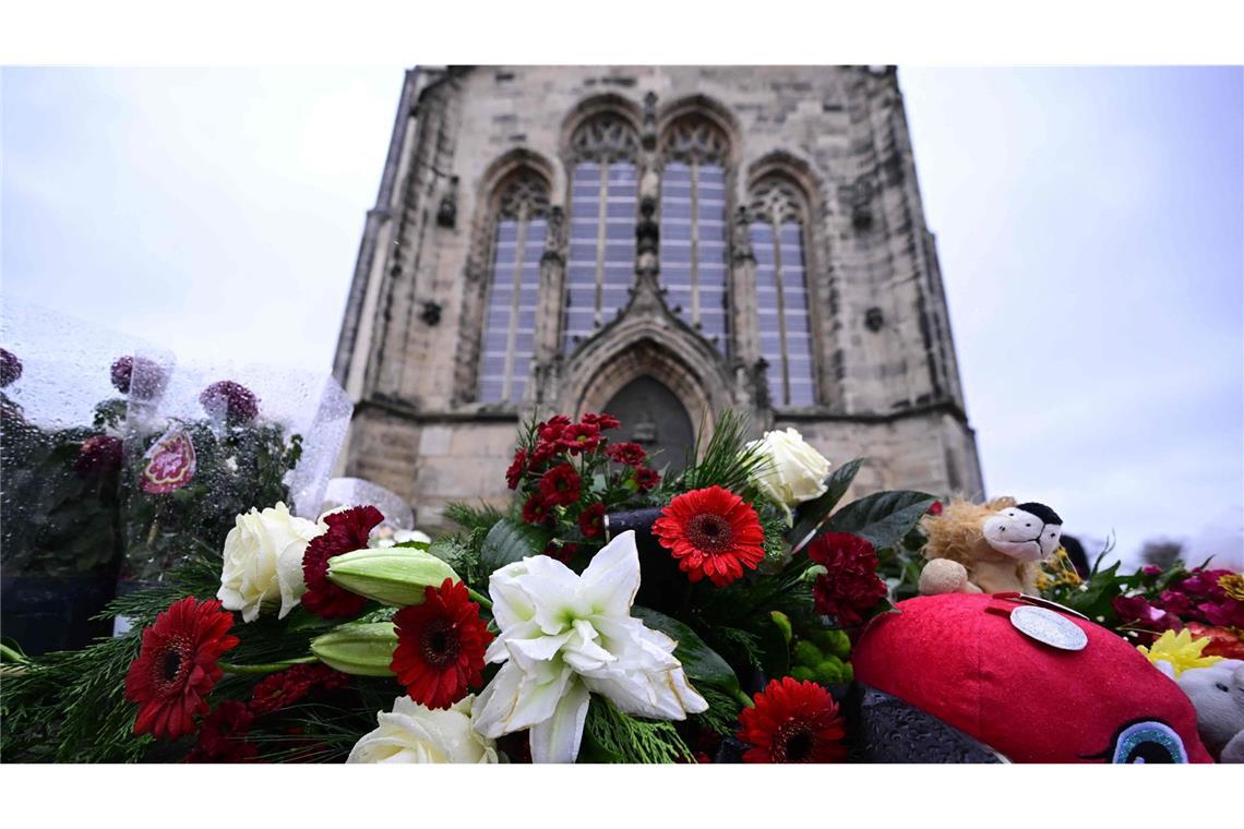 Trauer um Neunjährigen in Floß in der Oberpfalz ... zu einer Mahnwache in Magdeburg an der Johanniskirche zusammen.