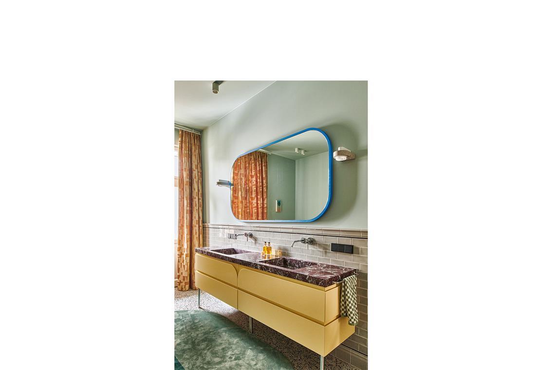 Zwei Stuttgarter Architekten entwerfen die schönsten Wohnkonzepte im Land . . . zugleich als Showroom auf 260 Quadratmetern inszeniert und dafür eine der fünf besonderen „Anerkennungen“ erhalten. Materialmix und mutige Farbkombinationen gefielen der Jury – etwa der Doppelwaschtisch aus rotem Marmor auf gelbem Unterschrank, dazu passt ein knallblau gerahmter Spiegel.