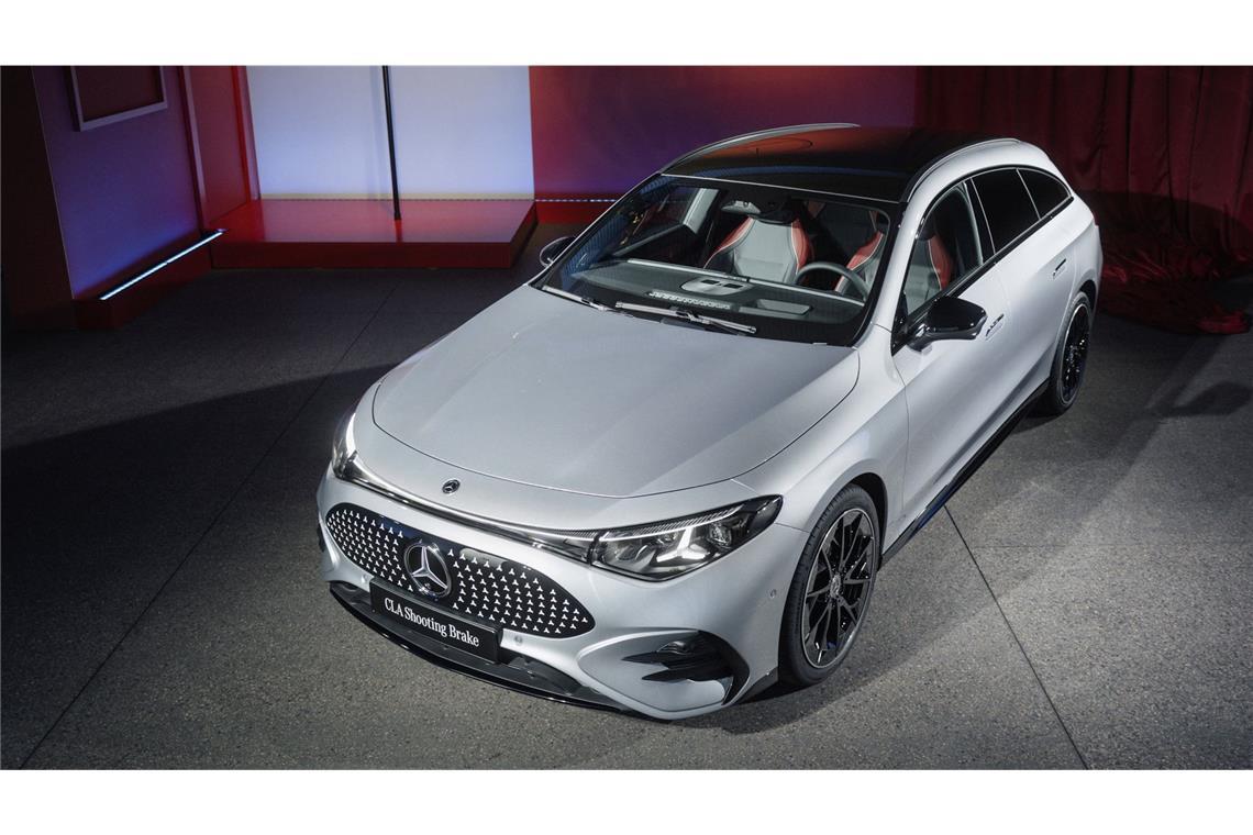 So sieht der neue Mercedes CLA Shooting Brake aus ... Zum Beispiel mit dem längeren Panoramadach. Dadurch bietet der Innenraum des CLA Shooting Brake 2,6 cm mehr Kopffreiheit im Fond. In der vorderen Sitzreihe sind es 1,4 cm.