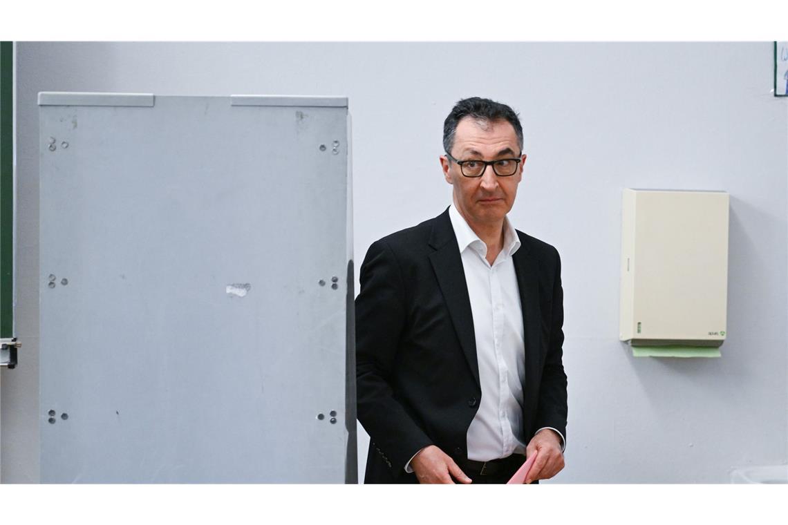 ... zur Wahlurne im Stuttgarter Karls-Gymnasium, um seine Stimme abzugeben.