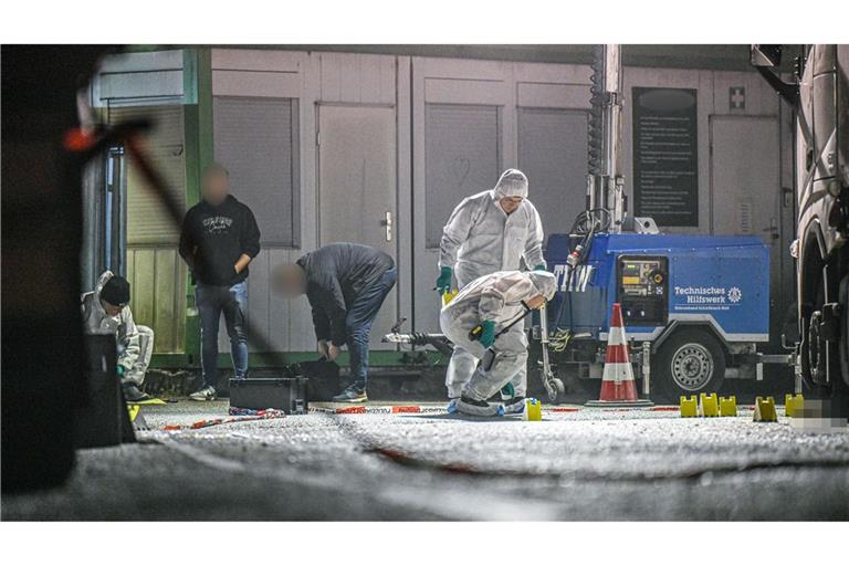 09.11.2024, Oberrot: Beamte der Spurensicherung sind mit Tatortarbeiten beschäftigt.