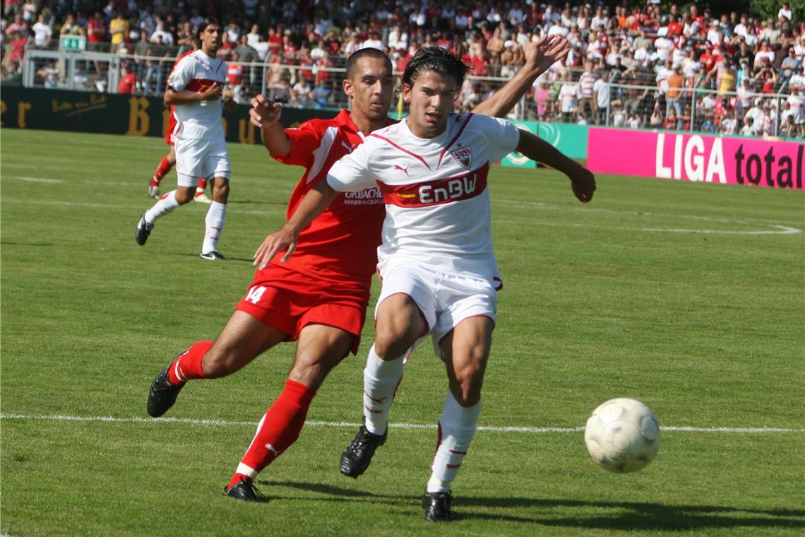 1. August 2009: In Aspach gibt es noch kein Stadion, das DFB-Pokal-Duell steigt in Heilbronn. Die SG um Nicolo Mazzola führt, der VfB mit Serdar Tasci siegt 4:1. Foto: B. Strohmaier
