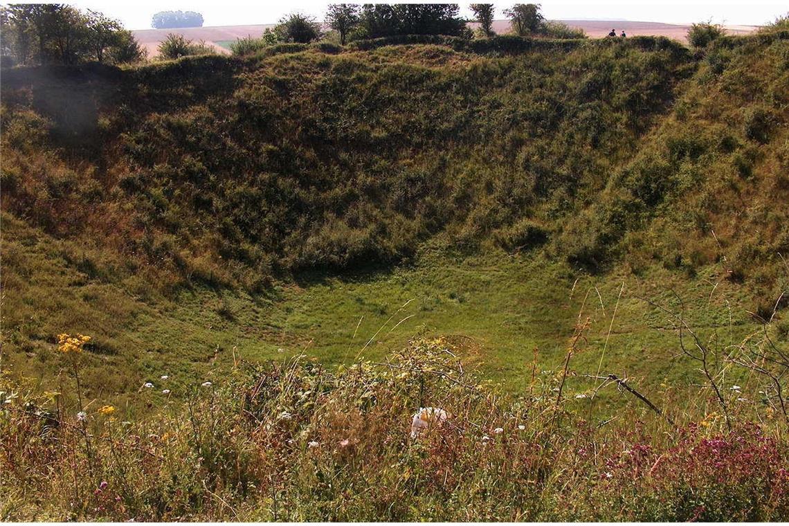 In Messines reißt die größte Explosion des Ersten Weltkriegs 10.000 Deutsche in den Tod 1. Juli 1916 – Lochnagar: Britische Einheiten hatten 26,8 Tonnen Ammonal-Sprengstoff unter den deutschen Linien platziert. Am ersten Tag der Schlacht an der Somme (Frankreich) ließen sie ihn explodieren. Der Knall war noch in London zu hören. Mit einem Durchmesser von 91 Metern und einer Tiefe von 21 Metern ist Lochnagar der größte Krater aus dem Ersten Weltkrieg. Sprengkraft: 13,4 Tonnen TNT.