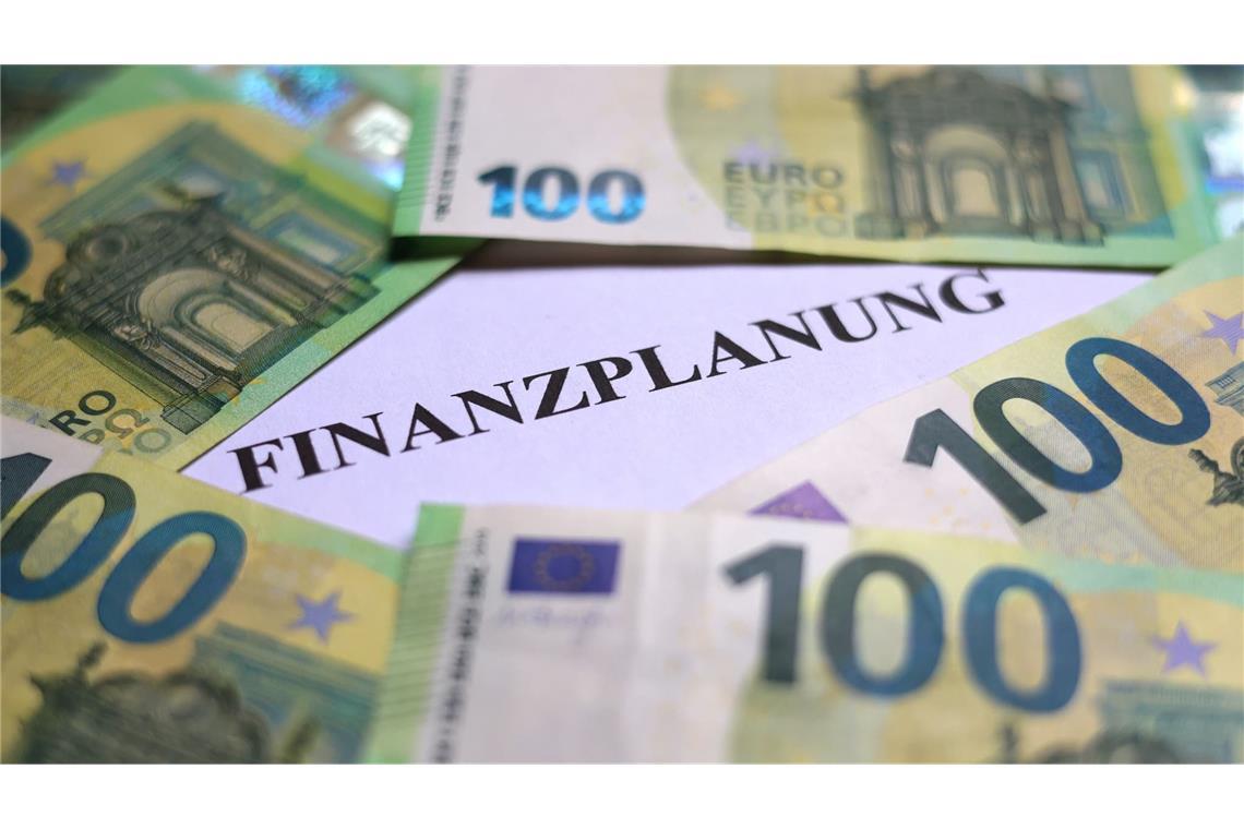 100-Euro-Banknoten liegen um das Wort «Finanzplanung». (zu dpa: «Kommunen erhöhen vor Finanzverhandlungen Druck auf das Land»)