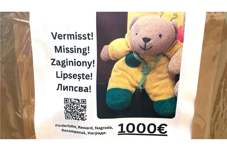 1.000 Euro Finderlohn sind auf Steckbriefen in der Hauptstadt ausgesetzt, "wenn das Bärchen unversehrt zu uns zurückkehrt".