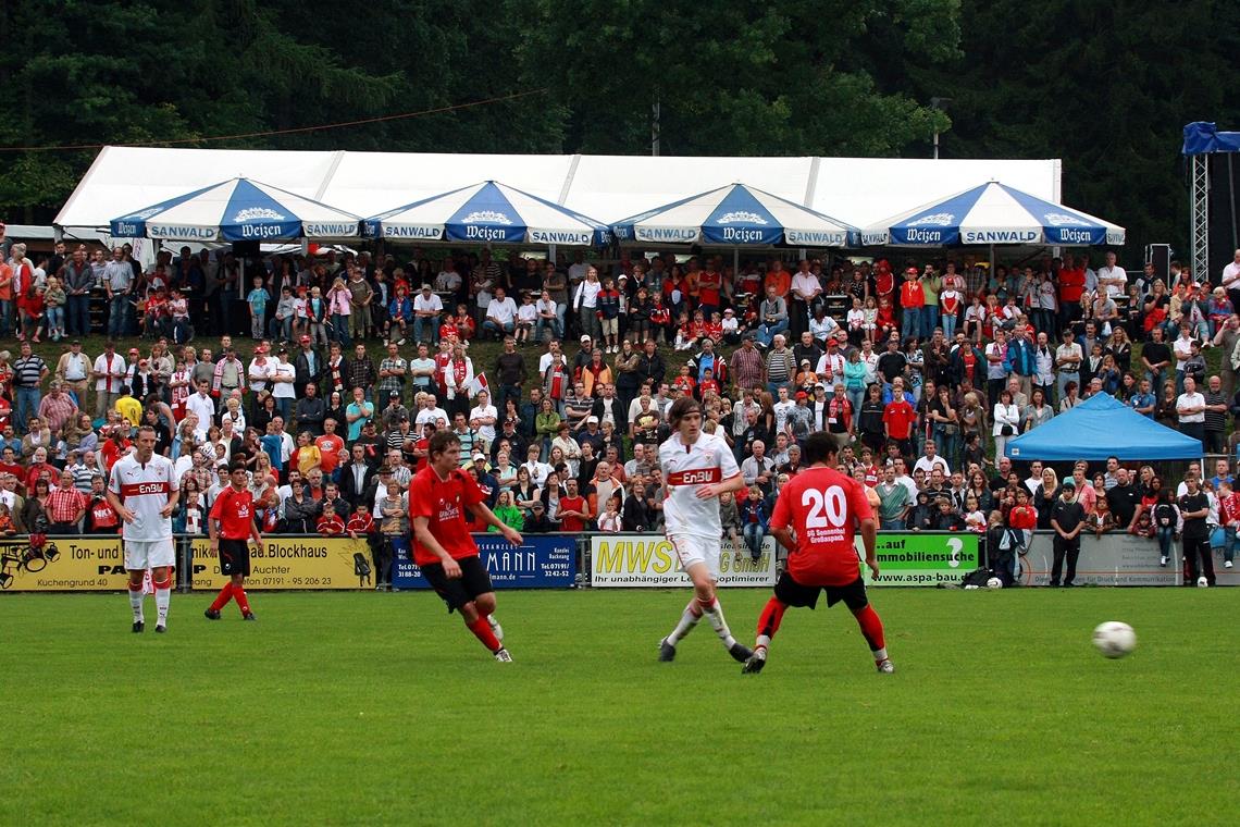 11. Juli 2008: Auf dem alten Rasenplatz im Fautenhau – dort, wo heute der Kunstrasen ist – sehen 4700 Fans den 3:1-Testspielsieg des VfB gegen den Oberligisten Großaspach. Foto: A. Wahl