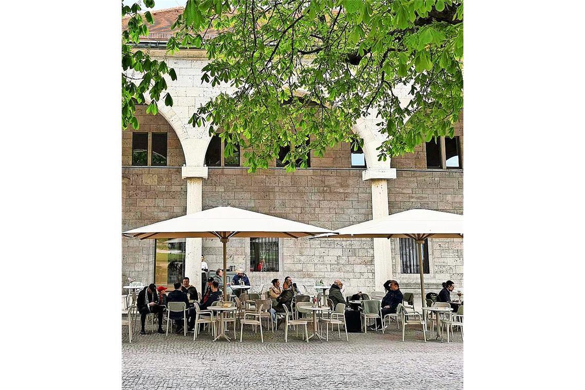 Kunstgebäude feiert Rückkehr der Gastronomie 112 Plätze stehen im Außenbereich des Cafés am Kunstgebäude bereit.