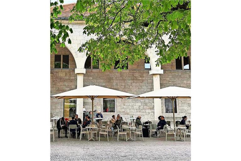 112 Plätze stehen im Außenbereich des Cafés am Kunstgebäude  bereit.
