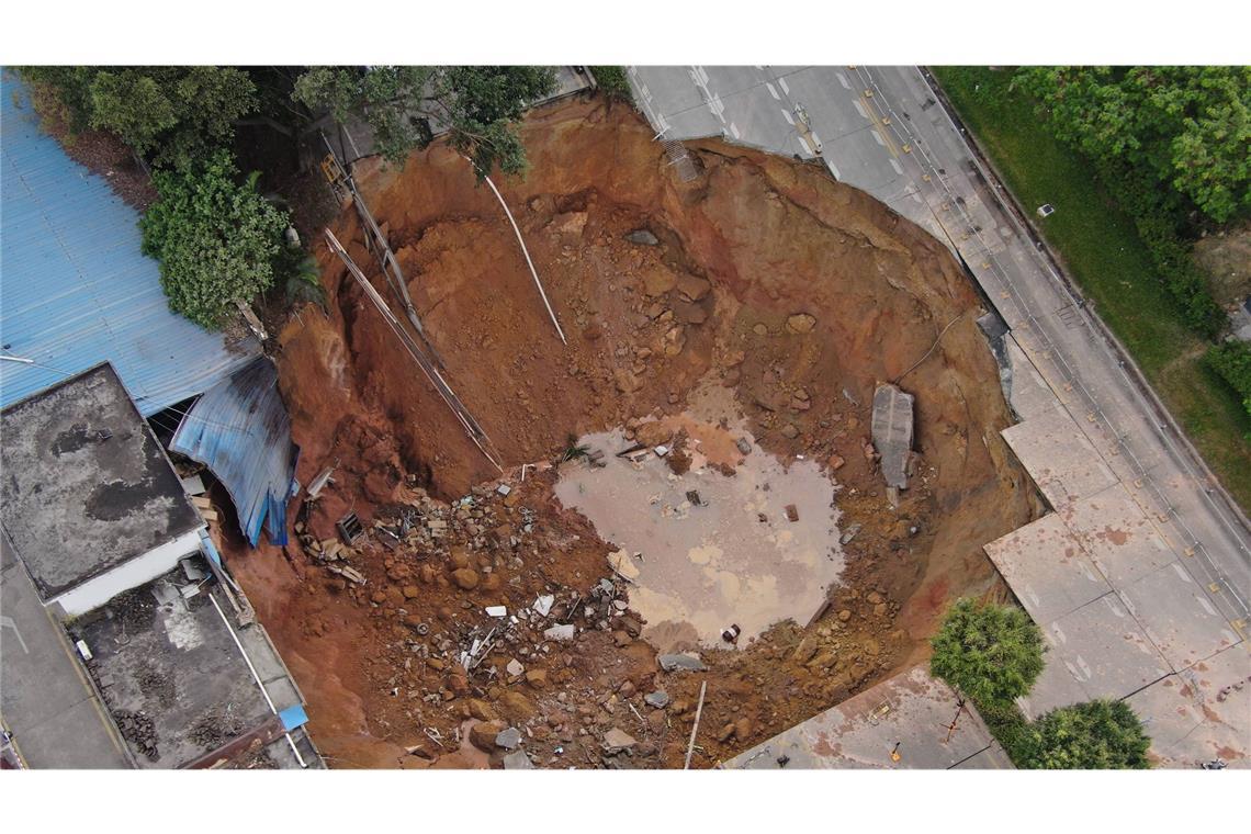 Boden sackt plötzlich weg: 13 Vermisste auf Baustelle 13 Menschen werden nach dem Unfall vermisst.