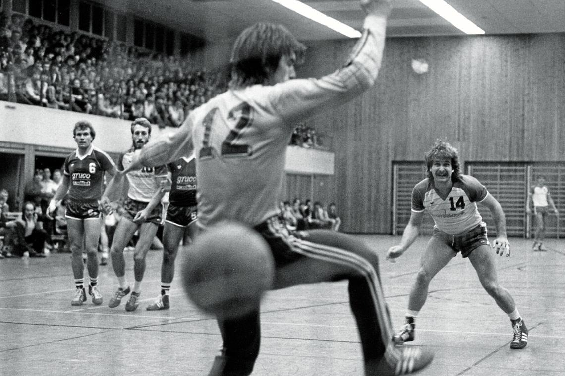 Fünf Jahrzehnte Karl-Euerle-Halle 13. Oktober 1984: Der TV Oppenweiler um Andreas Böhle (beim Siebenmeter) spielte vor vollem Haus in der Karl-Euerle-Halle gegen die TSG Oßweil. Foto: BKZ-Archiv