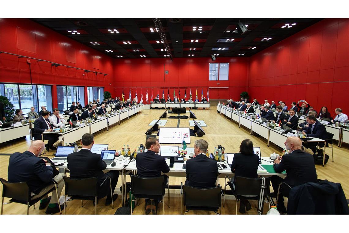 14 Länderchefs diskutierten zwei Tage lang in der Mainzer Rheingoldhalle. Nicht mit dabei waren die Ministerpräsidentinnen des Saarlandes und von Mecklenburg-Vorpommern, Anke Rehlinger und Manuela Schwesig (beide SPD).