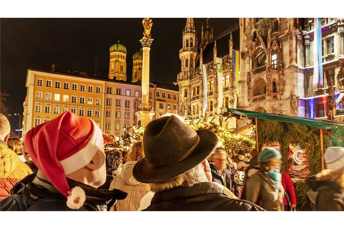 6 Tipps für einen Adventsausflug nach München 140 Stände vor prachtvoller Kulisse gibt es auf dem Marienplatz zu bestaunen. Aber der Christkindlmarkt ist nur einer von vielen Weihnachtsmärkten, die München zu bieten hat.