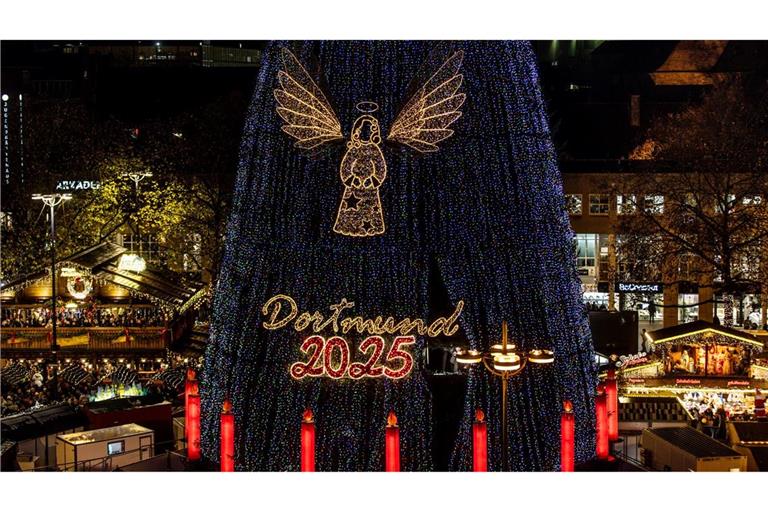 140.000 LEDs sorgen für die Beleuchtung des riesigen Baums.