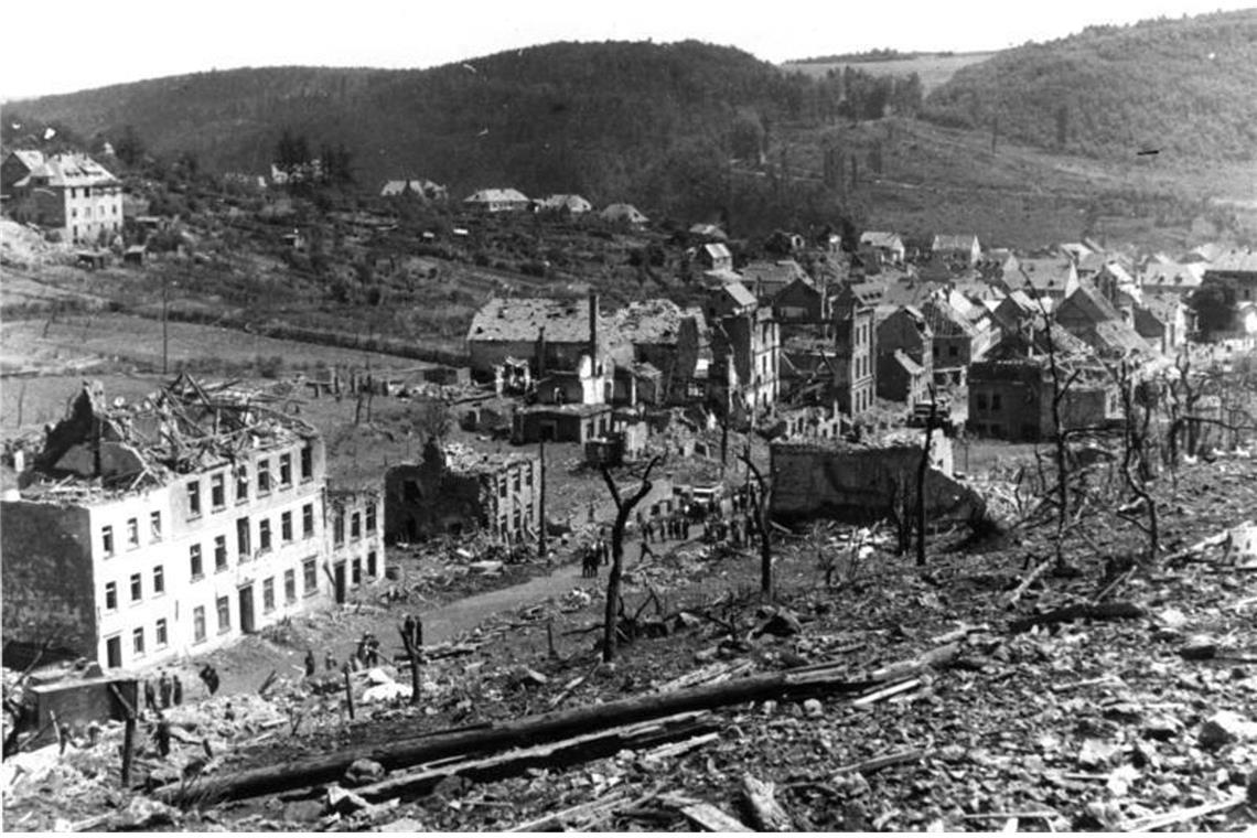In Messines reißt die größte Explosion des Ersten Weltkriegs 10.000 Deutsche in den Tod 15. Juli 1949 – Prüm: 500 Tonnen Sprengstoff, mit dem Teile des Westwalls beim Prüm in Rheinland-Pfalz gesprengt werden sollten, explodierten in einem Bergstollen, zwölf Menschen starben. Sprengkraft: 500 Tonnen TNT.