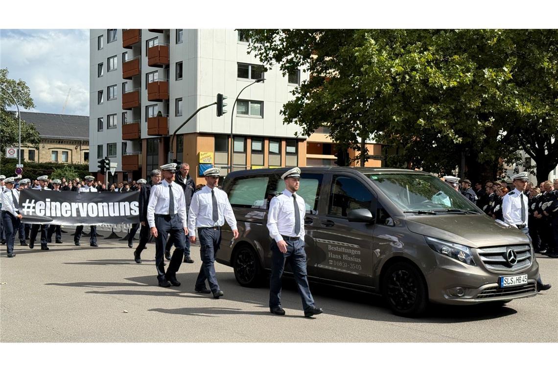 Tiefe Trauer im Saarland - Abschied von getötetem Polizisten 1.500 bis 2.000 Menschen kamen, um dem getöteten Polizisten die letzte Ehre zu erweisen