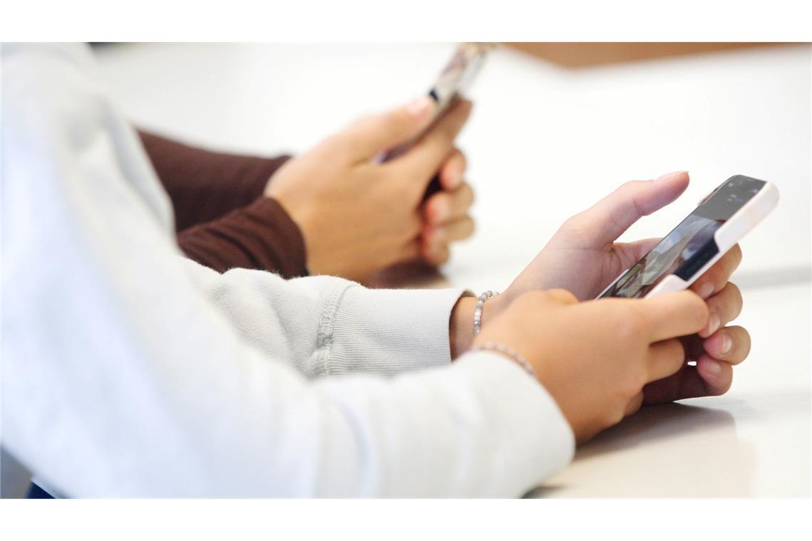 16- bis 18-Jährige sprechen sich gegen ein Handyverbot an Schulen aus (Archivbild).