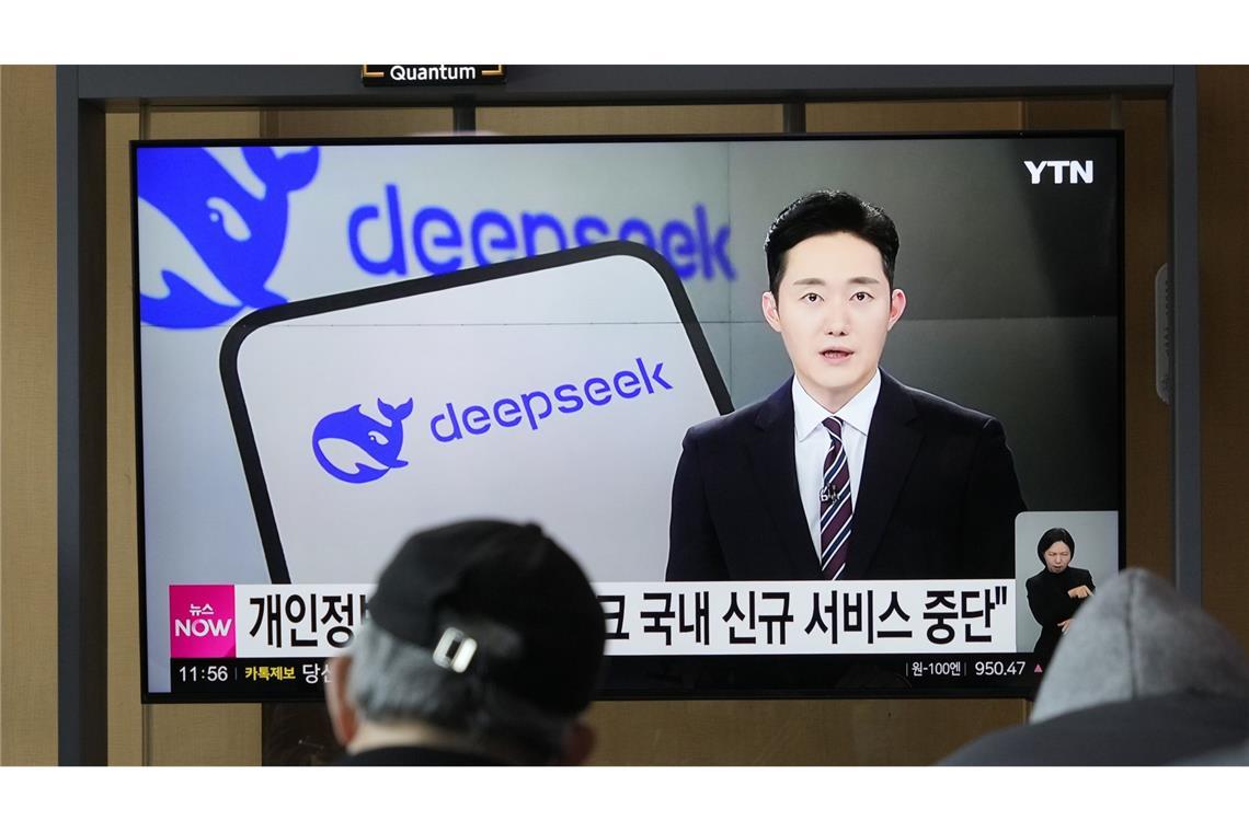 Südkorea verbietet DeepSeek 17. Februar 2025, Südkorea, Seoul: Menschen schauen auf einen Fernseher im Bahnhof, auf dem während einer Nachrichtensendung über die chinesische KI DeepSeek berichtet wird.