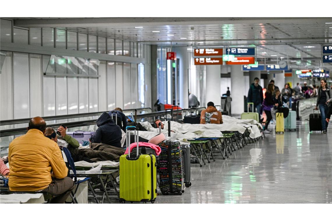 Flughafen München stellt wegen möglicher Drohnen Betrieb ein 17 Flüge fielen am Donnerstagabend am Münchner Flughafen aus.