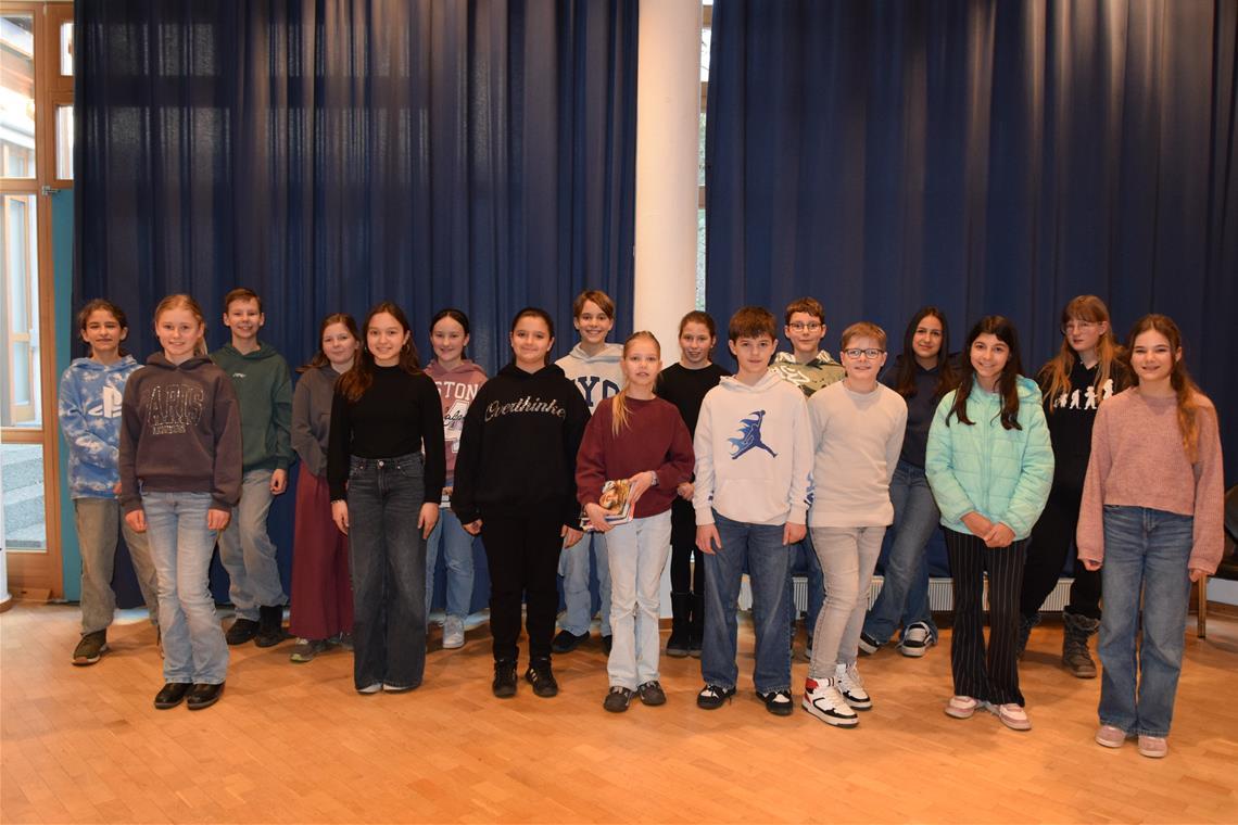 17 Schülerinnen und Schüler stellen sich dem Vorlesewettbewerb. Als Siegerin geht Elina Braun (Neunte von links) hervor. Foto: Elisabeth Klaper