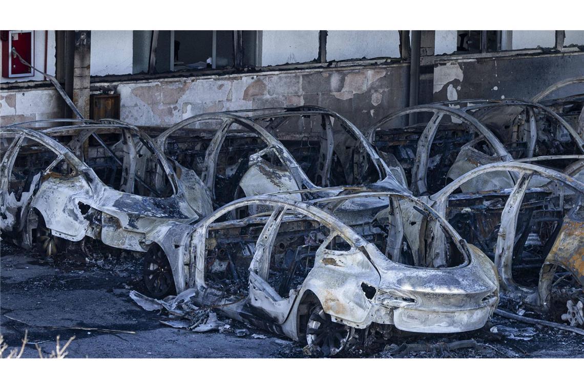 Mehrere Teslas brennen in Rom – Elon Musk spricht von Terrorismus 17 Tesla-Fahrzeuge waren in der Nacht auf Montag in Rom von einem Brand betroffen.