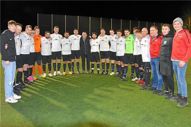 18 einsatzfähige Spieler in der Vorbereitungspartie unter der Woche in Großbottwar. Großerlachs Fußballer um Trainer Markus Martenka (Mitte) und Abteilungsleiter Sven Müller (Dritter von rechts) haben allen Grund, um mit Zuversicht nach vorne zu schauen. Das Schlusslicht sieht sich für die Rückrunde und die kommende Saison gut gerüstet. Foto: Tobias Sellmaier