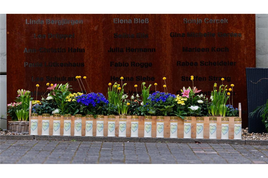 "Liebe siegt über den Tod" - Gedenken an Germanwings-Absturz 18 Kerzen erinnern auf dem Schulhof des Joseph-König-Gymnasiums an die Schülerinnen und Schüler sowie ihre Lehrerinnen, die bei dem Absturz ihr Leben verloren.