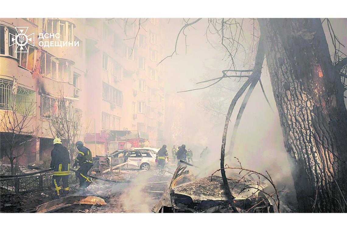 Der Krieg, der deutlich länger als 1000 Tage dauert 18. November 2024: Rettungskräfte in Odessa versuchen, ein Feuer nach einem russischen Raketenangriff zu löschen