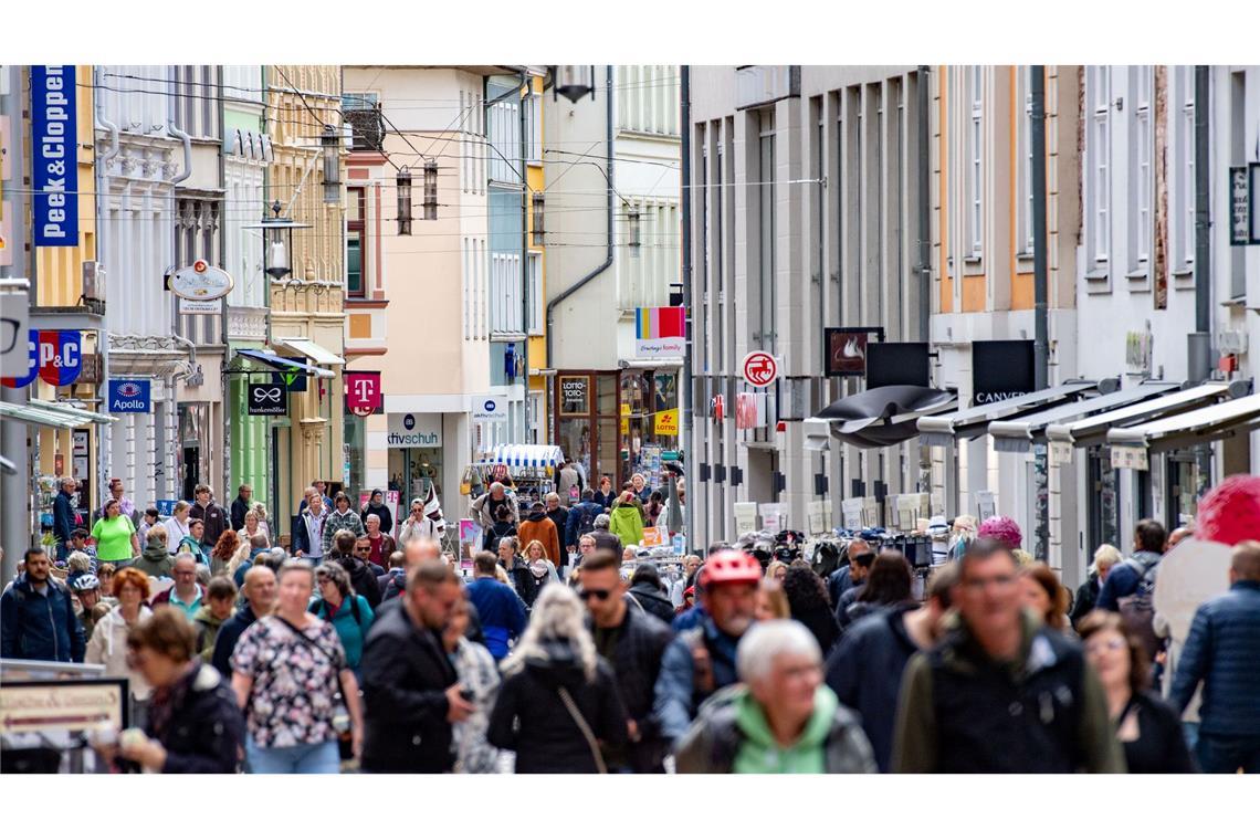 Ostdeutsche gehen häufiger in die Innenstadt 18 Prozent der Ostdeutschen geben an, täglich in ihre Innenstadt zu gehen oder zu fahren. Bei Westdeutschen sind es lediglich zehn Prozent. (Symbolbild)