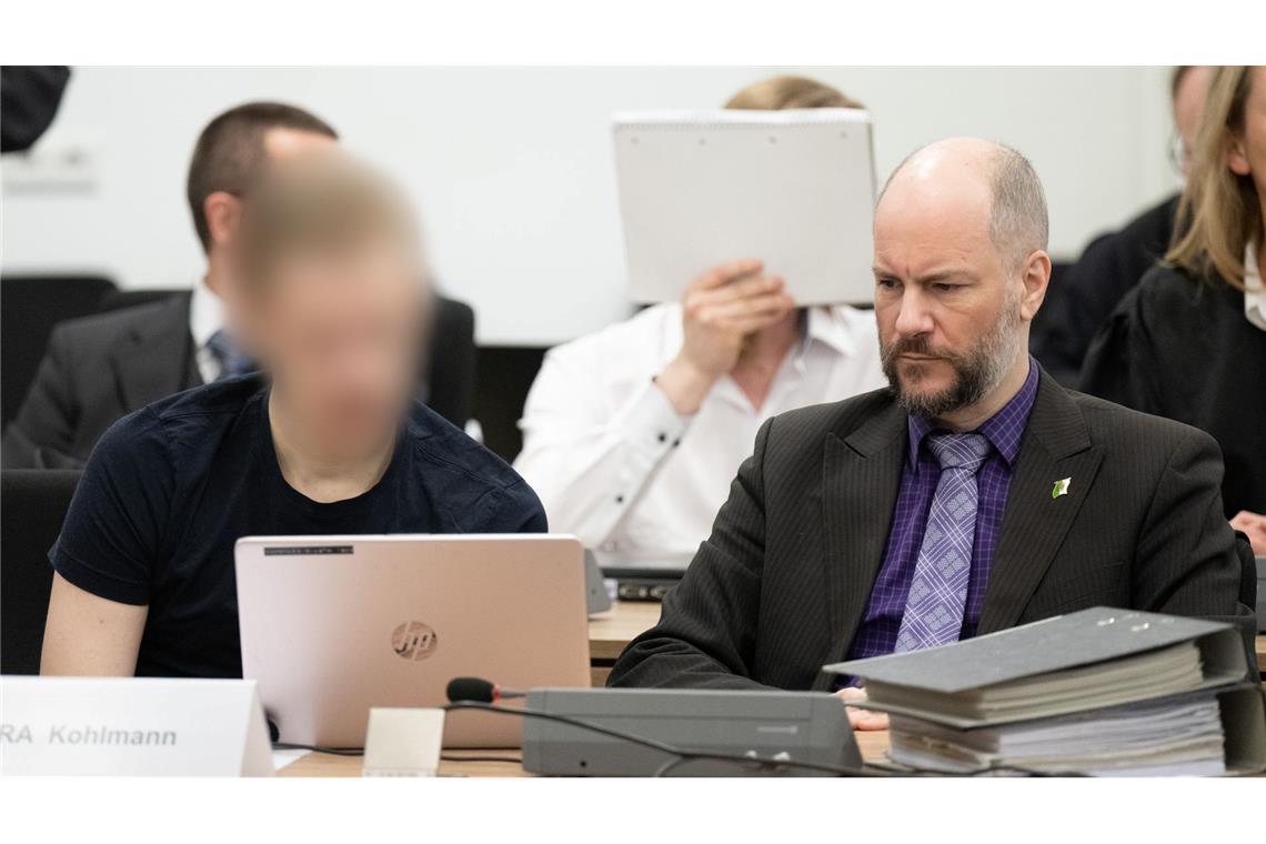 19 Verteidiger sind bei dem Prozess anwesend.