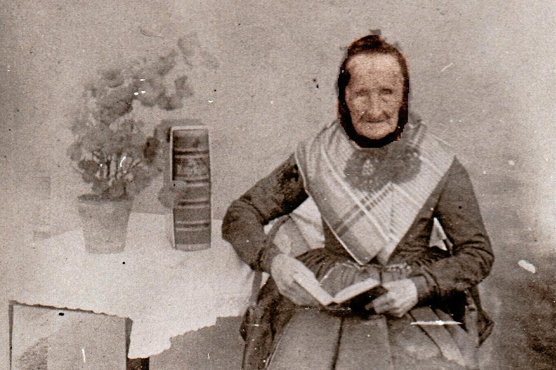 Vom Leben nicht gerade verwöhnt 1902 feierte Anna Maria Huber ihren 100. Geburtstag, für diese Zeit ein ungewöhnlich hohes Alter. Vom württembergischen Königspaar erhielt sie Geschenke, unter anderem eine Prachtbibel. Mit ihr wurde später für den Luftkurort Murrhardt geworben, wie die Postkarte zeigt. Fotos: Carl-Schweizer-Museum