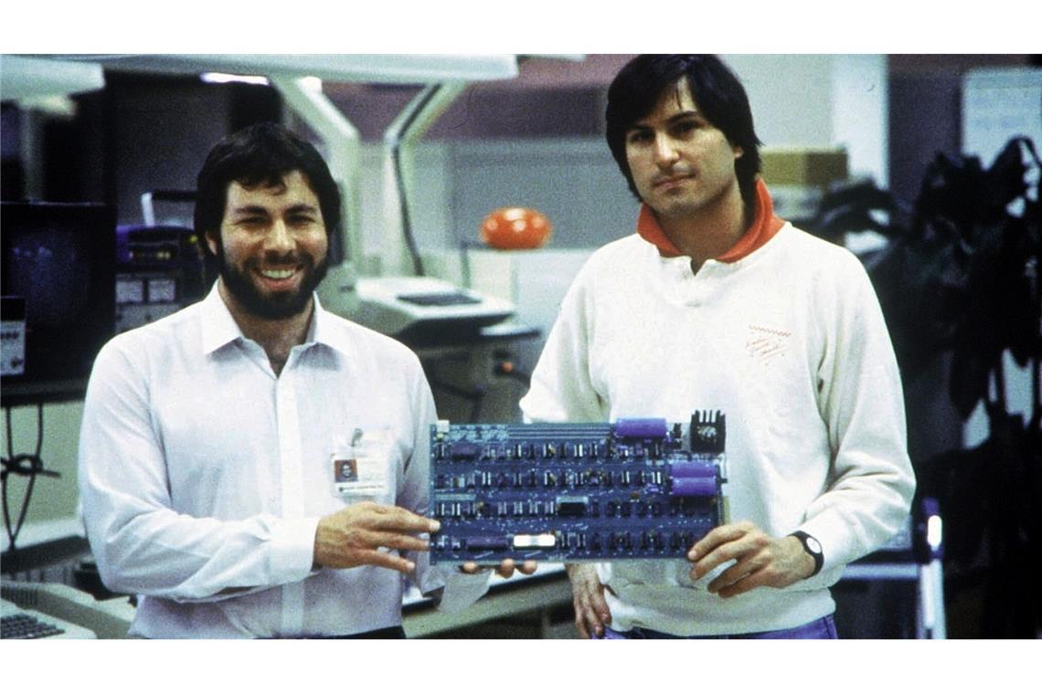 1976: Das erste Apple-Produkt - der Apple I - wurde von Steve Wozniak (l) entworfen. Rechts: Steve Jobs.