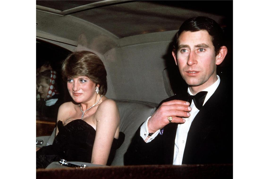 1981: Prinz Charles und Lady Diana besuchen während ihres ersten öffentlichen Termins eine Wohltätigkeitsveranstaltung in der Goldsmith's Hall in London. Mit der wachsenden öffentlichen Aufmerksamkeit entwickelte Diana ein zwanghaftes Verhältnis zu ihrem Aussehen. Zwischen März und Juli 1981 verlor sie infolge einer Bulimie sechs Kilogramm. Die Essstörung begleitete sie über viele Jahre.