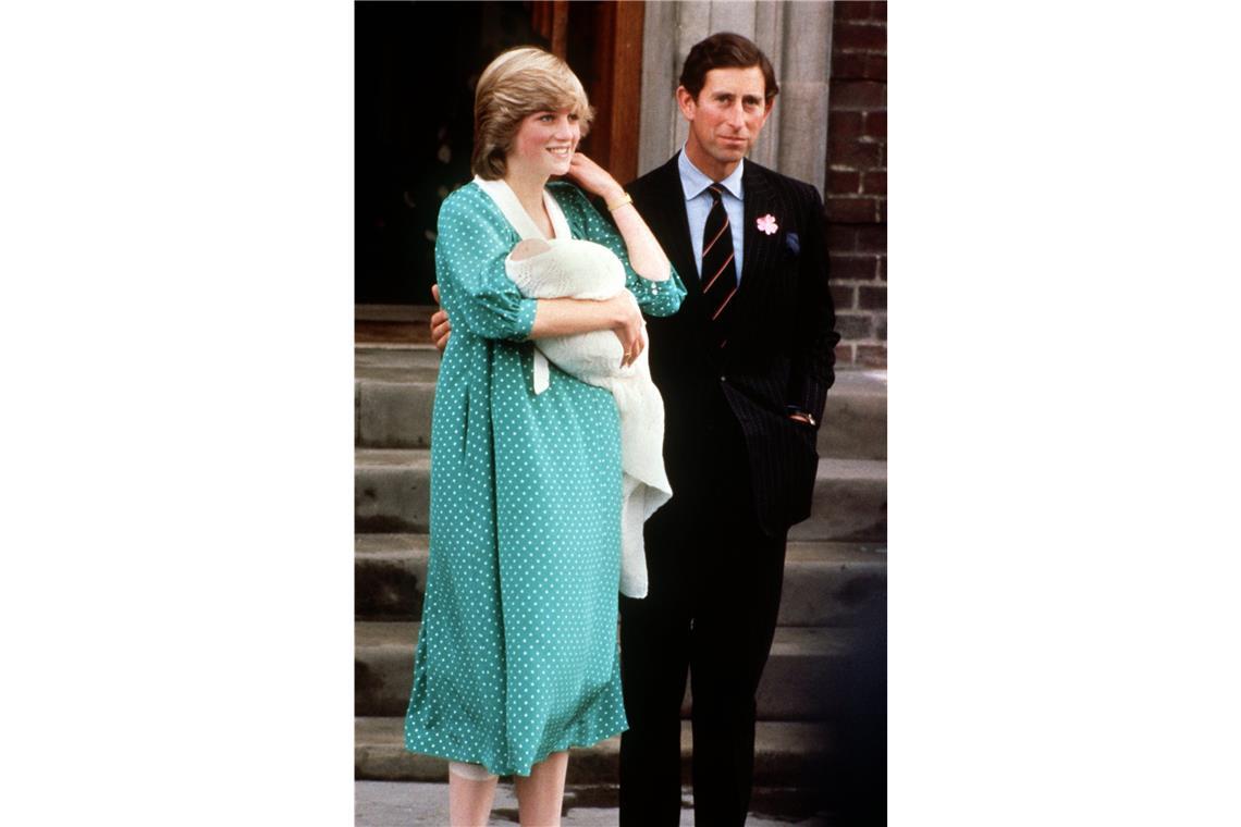 1982: Dianas und Charles' erstes Kind wird geboren. Am Tag nach der Geburt verläßt Diana mit ihrem Erstgeborenen, Prinz William, auf dem Arm und Ehemann Prinz Charles an ihrer Seite das St.Mary's Hospital in London.