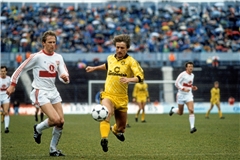 1989 im Neckarstadion gegen den VfB um Rainer Zietsch, in zwei Wochen mit der BVB-Traditionself in Backnang: Frank Mill. Foto: Imago