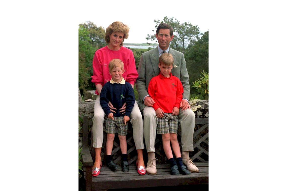 1989: Prinz Charles und Prinzessin Diana mit ihren Kindern Harry (l) und William auf den Scilly-Inseln.