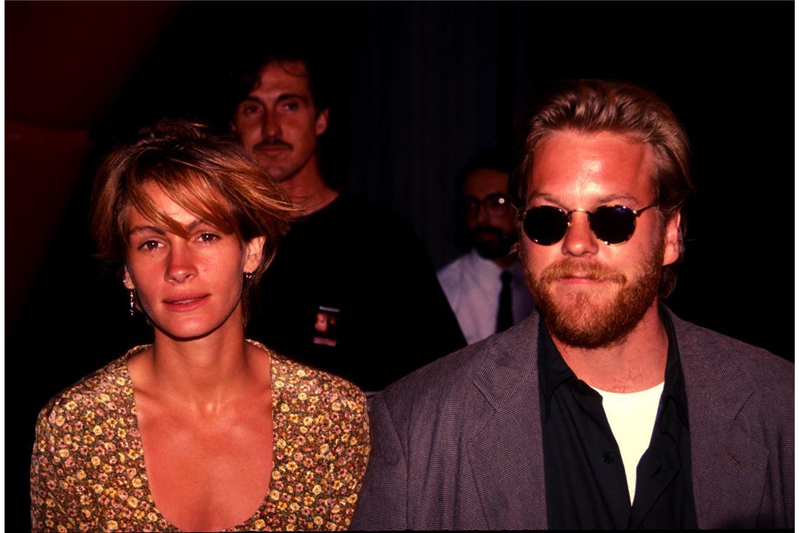 Neuer Film mit Julia Roberts: So hat sich die Hollywood-Ikone verändert 1991: Am Set von "Flatliners" verliebte sich Roberts 1990 in Kiefer Sutherland (r.). Ein Jahr später beendete sie die Beziehung kurz vor der geplanten Hochzeit.