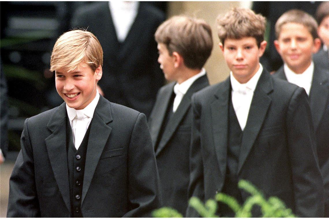 1995: Prinz William führt seine Klassenkameraden an seinem ersten Tag an der Eton School zum Unterricht.