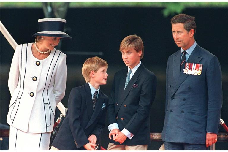 1995: Prinzessin Diana (l-r), ihre Kinder Harry und William und Prinz Charles während einer Gedenkfeier in London.