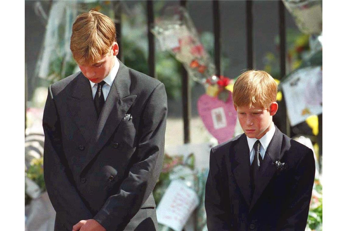 1997 ändert sich Williams Welt schlagartig: Seine Mutter, Prinzessin Diana, stirbt bei einem Autounfall in Paris. Mit gesenktem Köpfen verfolgen Prinz William (l) und Prinz Harry wie der Sarg mit den sterblichen Überresten ihrer Mutter nach der Trauerfeier am 06.09.1997 aus der Londoner Westminister Abtei getragen wird.