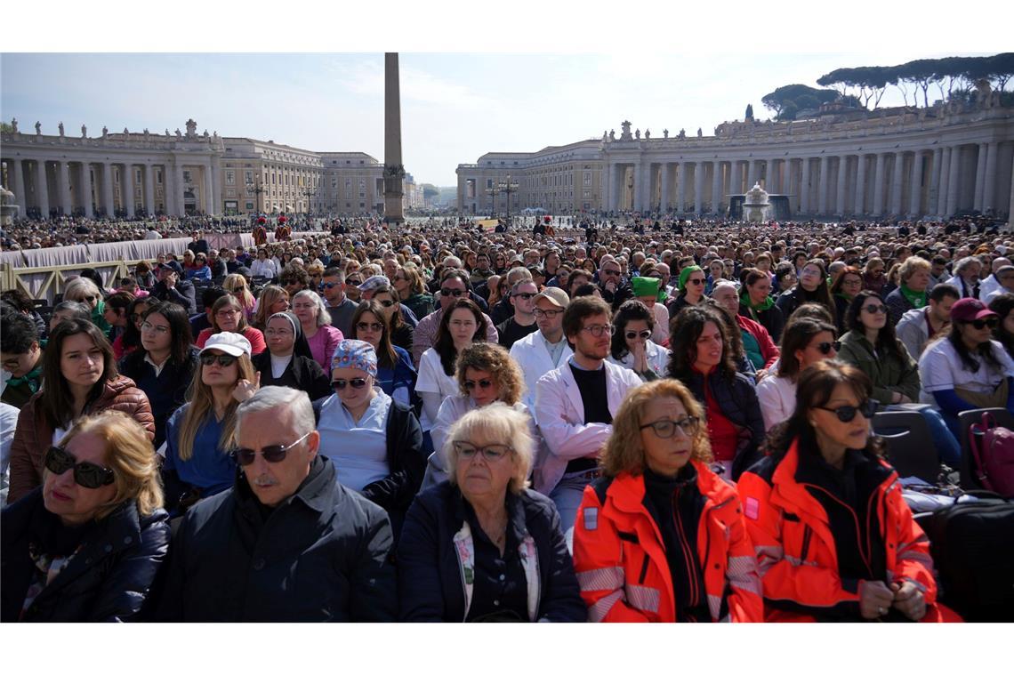 Papst Franziskus zeigt sich überraschend auf dem Petersplatz 20.000 Gläubige waren zu einer Messe für die Kranken gekommen.