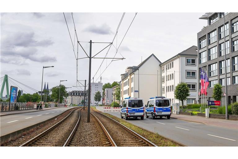 20.000 Menschen mussten ihre Wohnungen verlassen, Straßen wurden gesperrt, auch der Bahnverkehr über den Rhein kam zum Erliegen.
