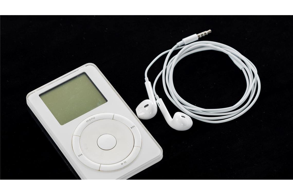 2001: Durch die weißen Kopfhörer war der erste iPod schon von Weitem zu erkennen.