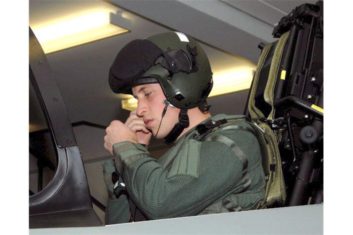 2007: Prinz William in einem Flugzeug-Simulator auf dem Luftwaffenstützpunkt Henlow. Ab 2006 wurde er in der Militärakademie Sandhurst ausgebildet, ebenso wie sein Bruder Harry. In der Armee wurde er unter dem Namen "William Wales" geführt. 2008 absolvierte er zusätzlich eine Pilotenausbildung bei der Royal Air Force.