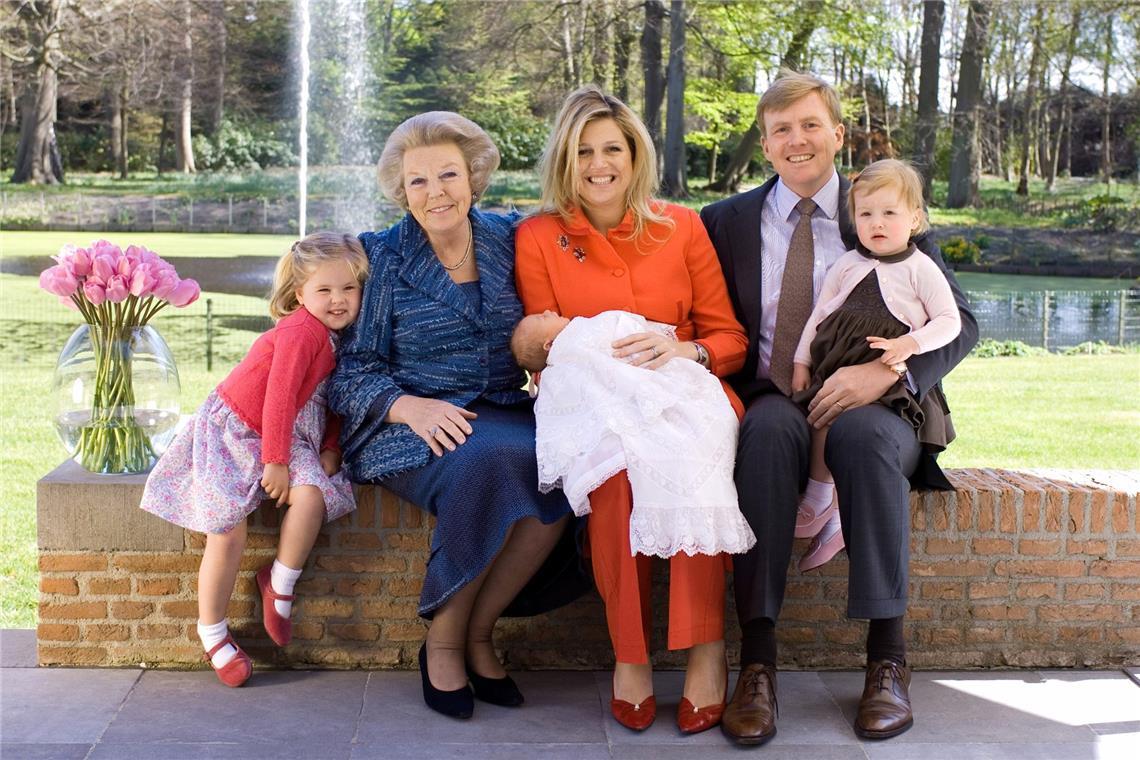 2007 wird Alexia zur großen Schwester: Prinzessin Ariane wird geboren. Das offizielle Foto zeigt den damaligen Kronprinzen Willem-Alexander mit seiner Mutter, der damaligen Königin Beatrix, seiner Gattin Maxima, und den Töchtern (l-r), die Prinzessinnen Catharina-Amalia, Ariane und Alexia.