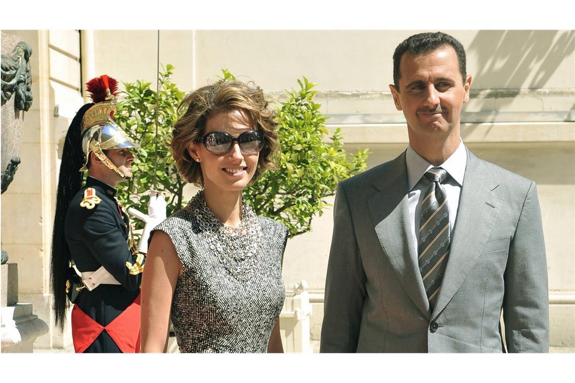 Dämonisch schön neben dem Diktator – „Wir ließen uns von ihr verführen“ 2008 waren Asma und Baschar al-Assad zum französischen Nationalfeiertag in Paris zu Gast.