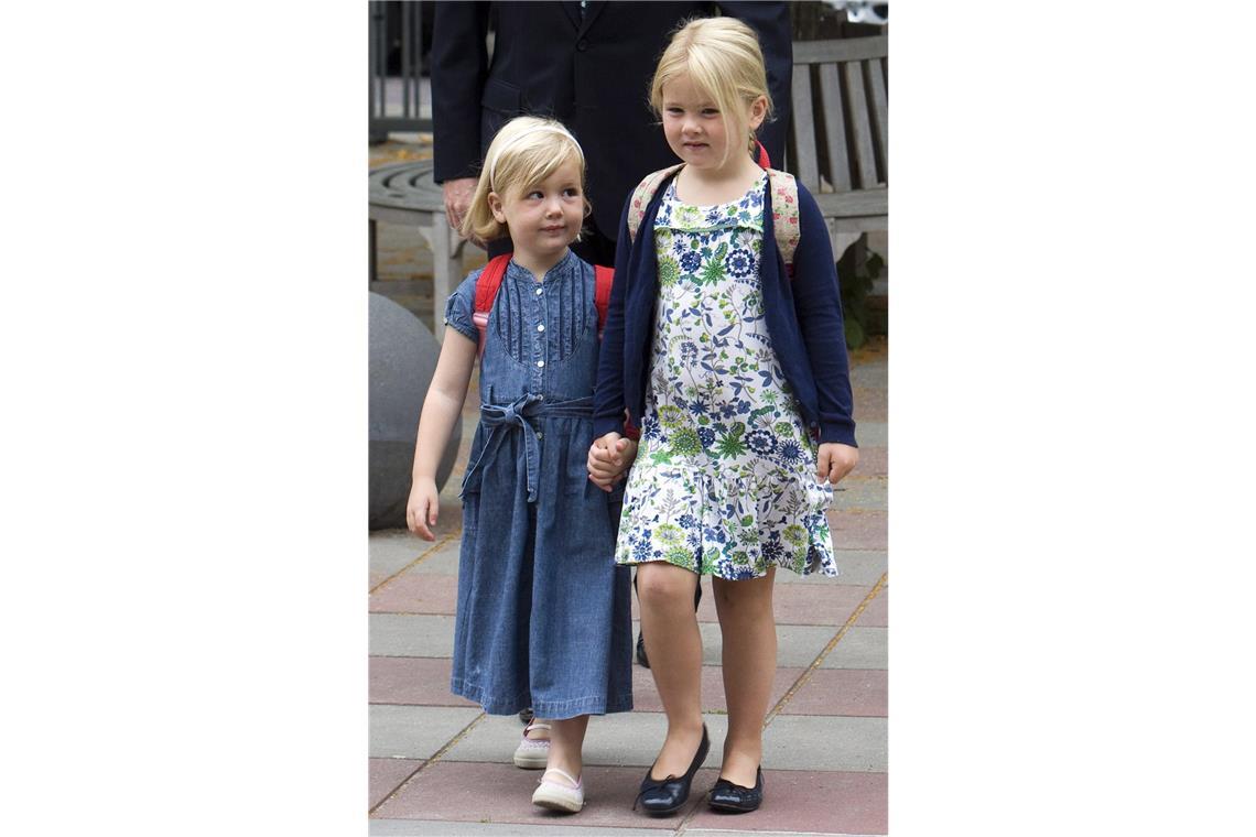 2009: An der Hand ihrer großen Schwester Amalia (r) macht sich Alexia auf zu ihrem ersten Schultag an der Bloemcampschool in Wassenaar.