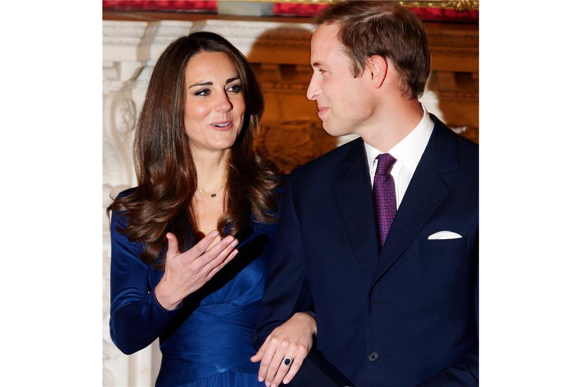 2010: Prinz William und seine Verlobte Kate Middleton posieren bei einem Fototermin anlässlich der Bekanntgabe ihrer Hochzeit in London.