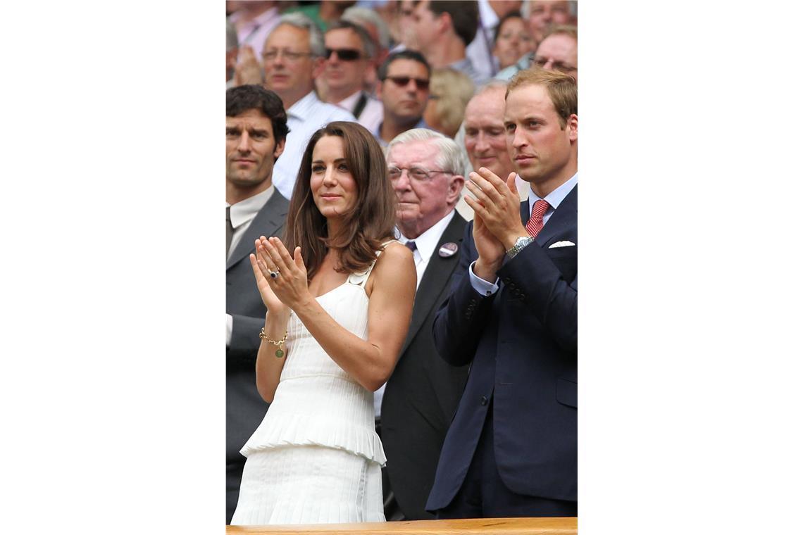 2011: Ganz frisch verheiratet kommen William und Kate für Spitzentennis nach Wimbledon. Die Herzogin zeigt Oberarm in einem cremefarbenen Temperley-London-Kleid –  der Sommertag ist brütend heiß.