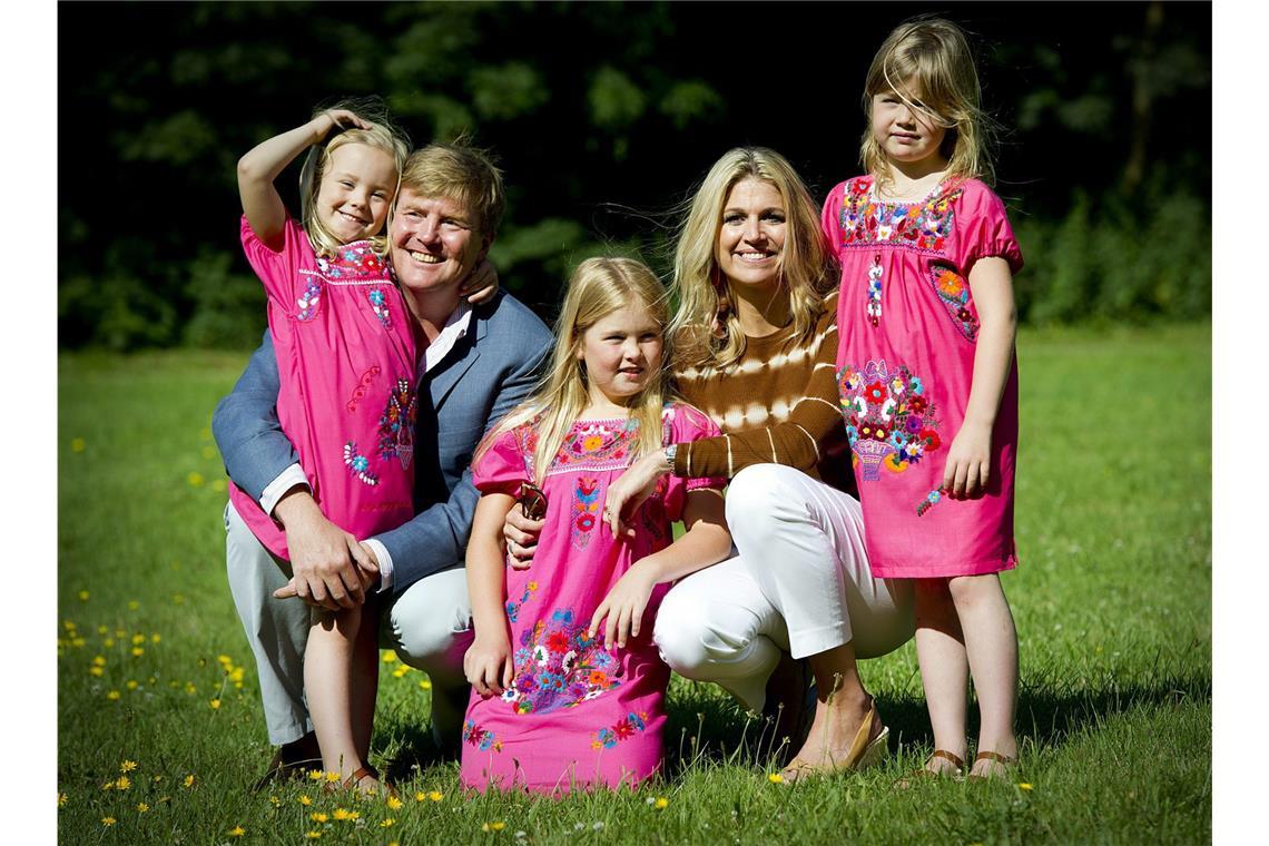 2012 posieren die drei Prinzessinnen Ariane, Amalia und Alexia (v.l.) in den gleichen, pinken Kleidern.